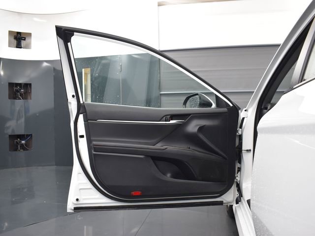 Used 2022 Toyota Camry LE image 9