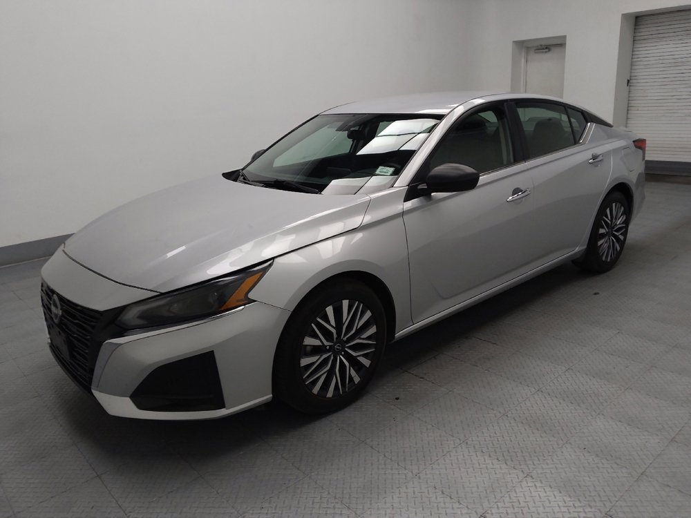 Used 2024 Nissan Altima 2.5 SV image 2