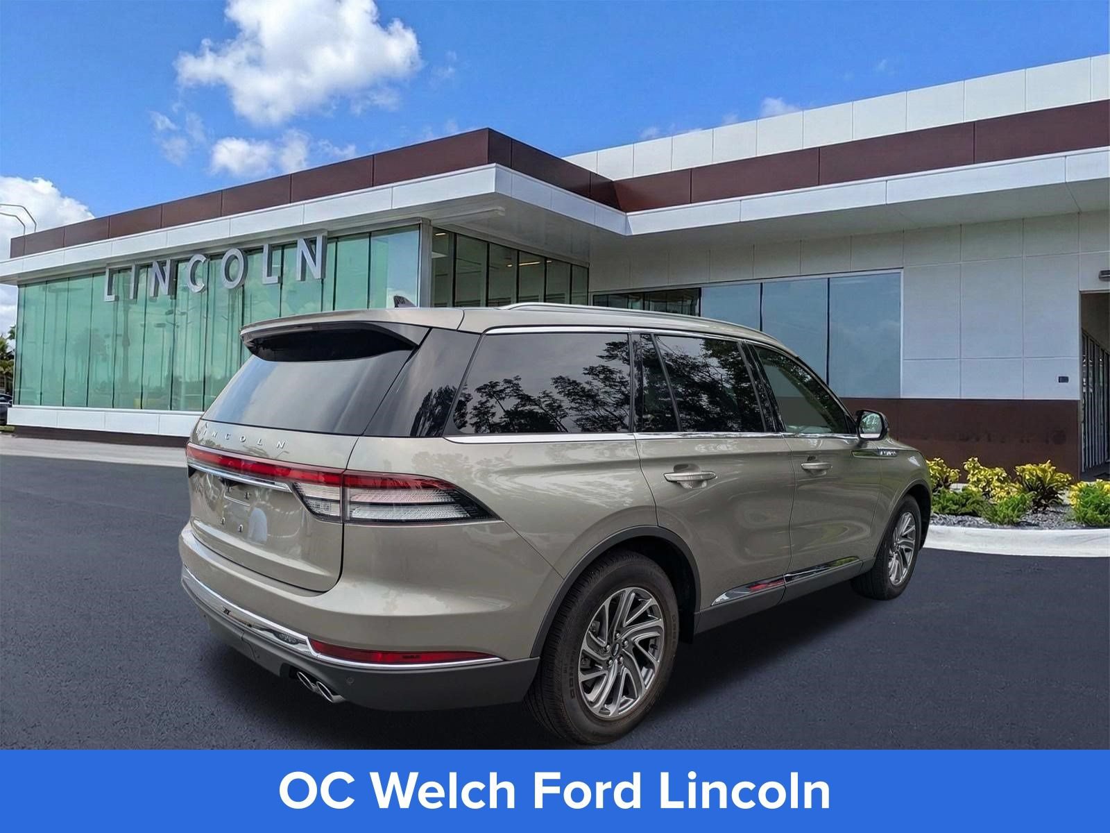 Certified 2023 Lincoln Aviator 2WD w/ Class IV Trailer Tow Package image 4