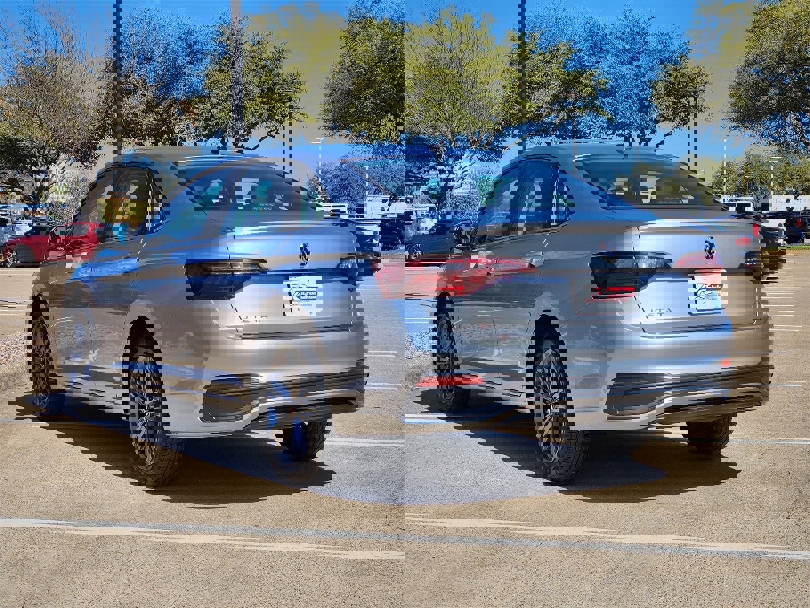 Used 2024 Volkswagen Jetta SE image 4