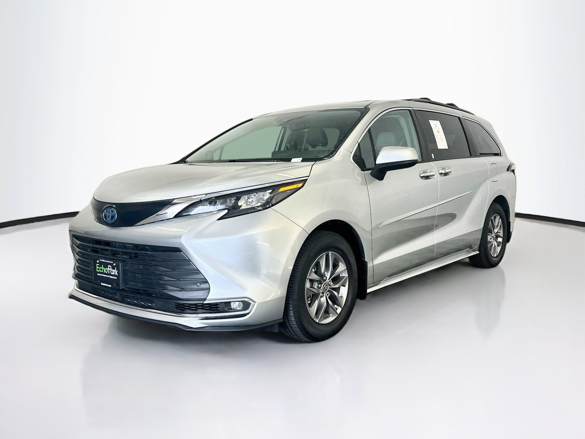 Used 2024 Toyota Sienna XLE w/ XLE Plus Package AWD/4WD image 3