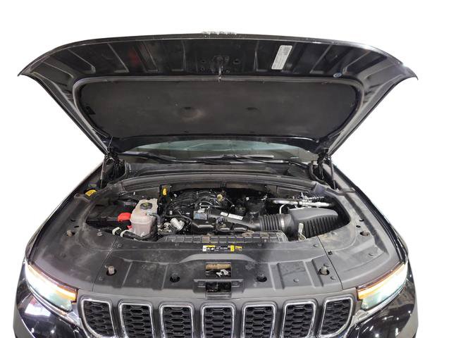 Used 2024 Jeep Grand Cherokee Laredo AWD/4WD image 33