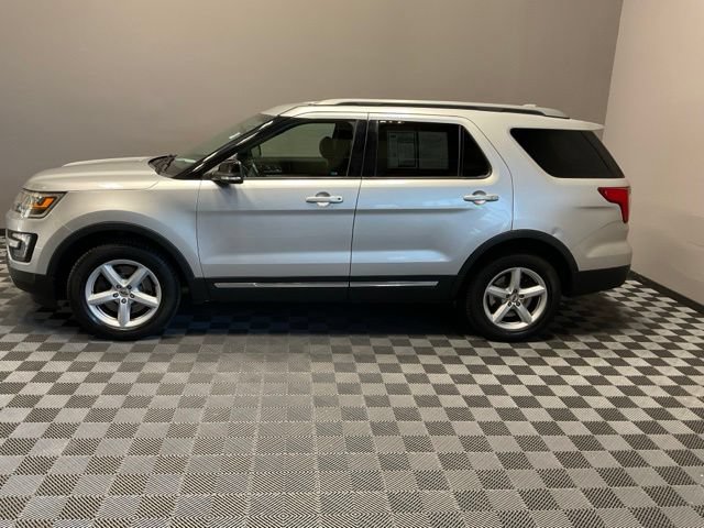 Used 2017 Ford Explorer XLT w/ Equipment Group 202A AWD/4WD image 6