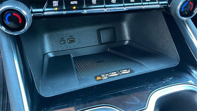 Used 2025 Chevrolet Traverse RS image 16