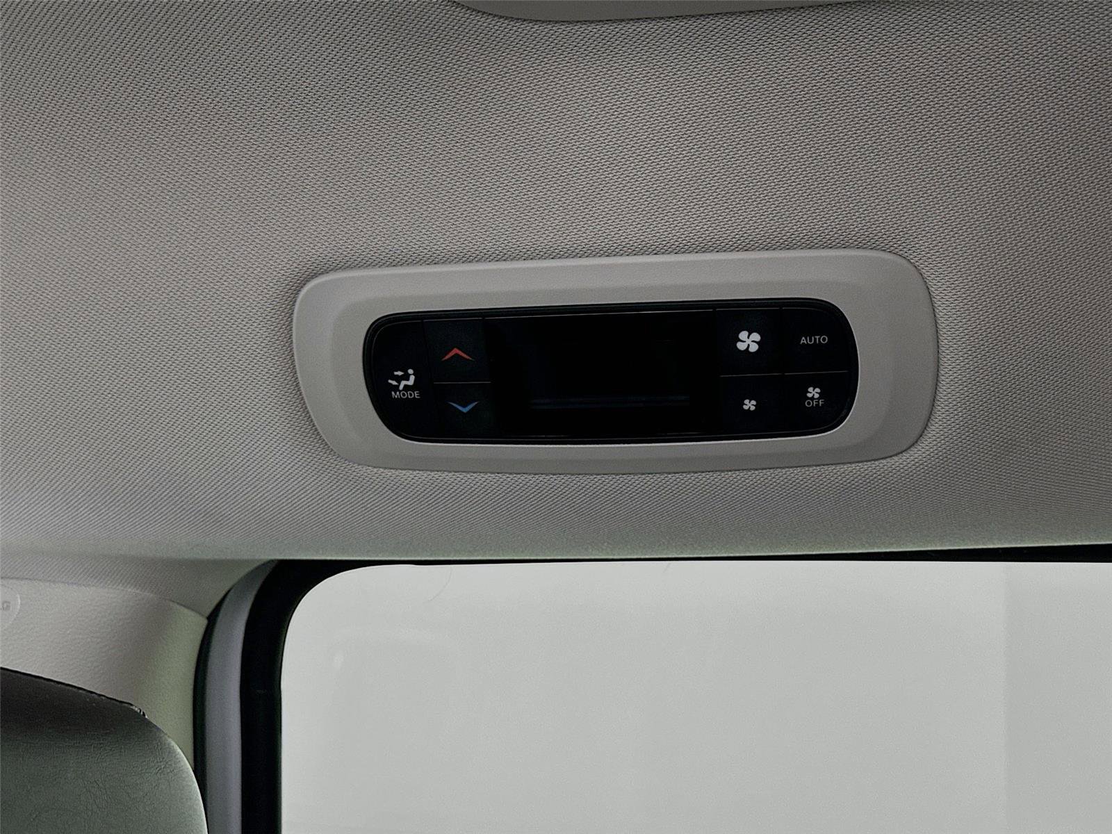 Used 2024 Chrysler Pacifica Select image 33