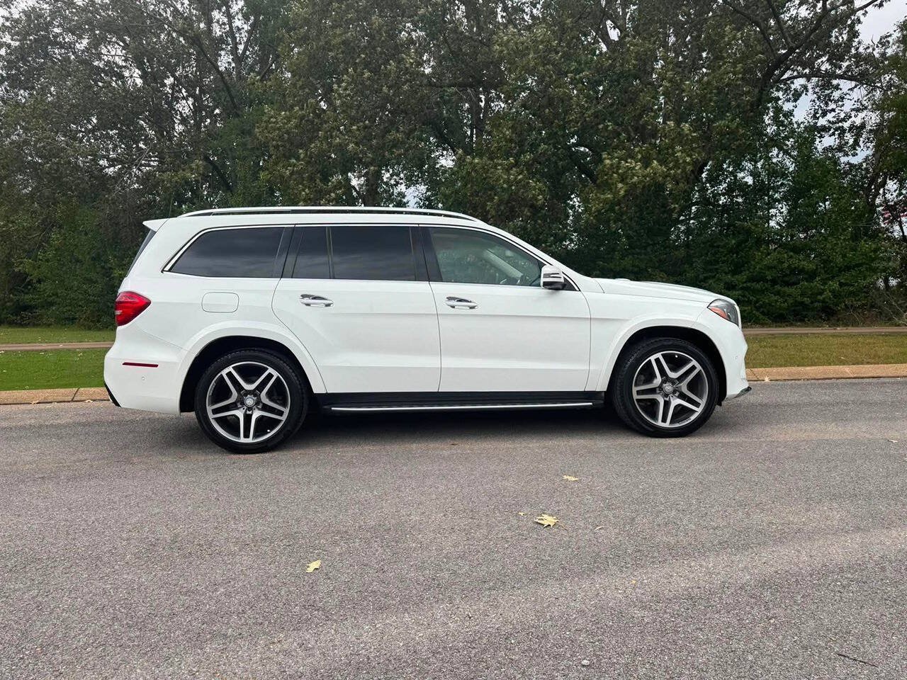 Used 2017 Mercedes-Benz GLS 550 4MATIC image 9
