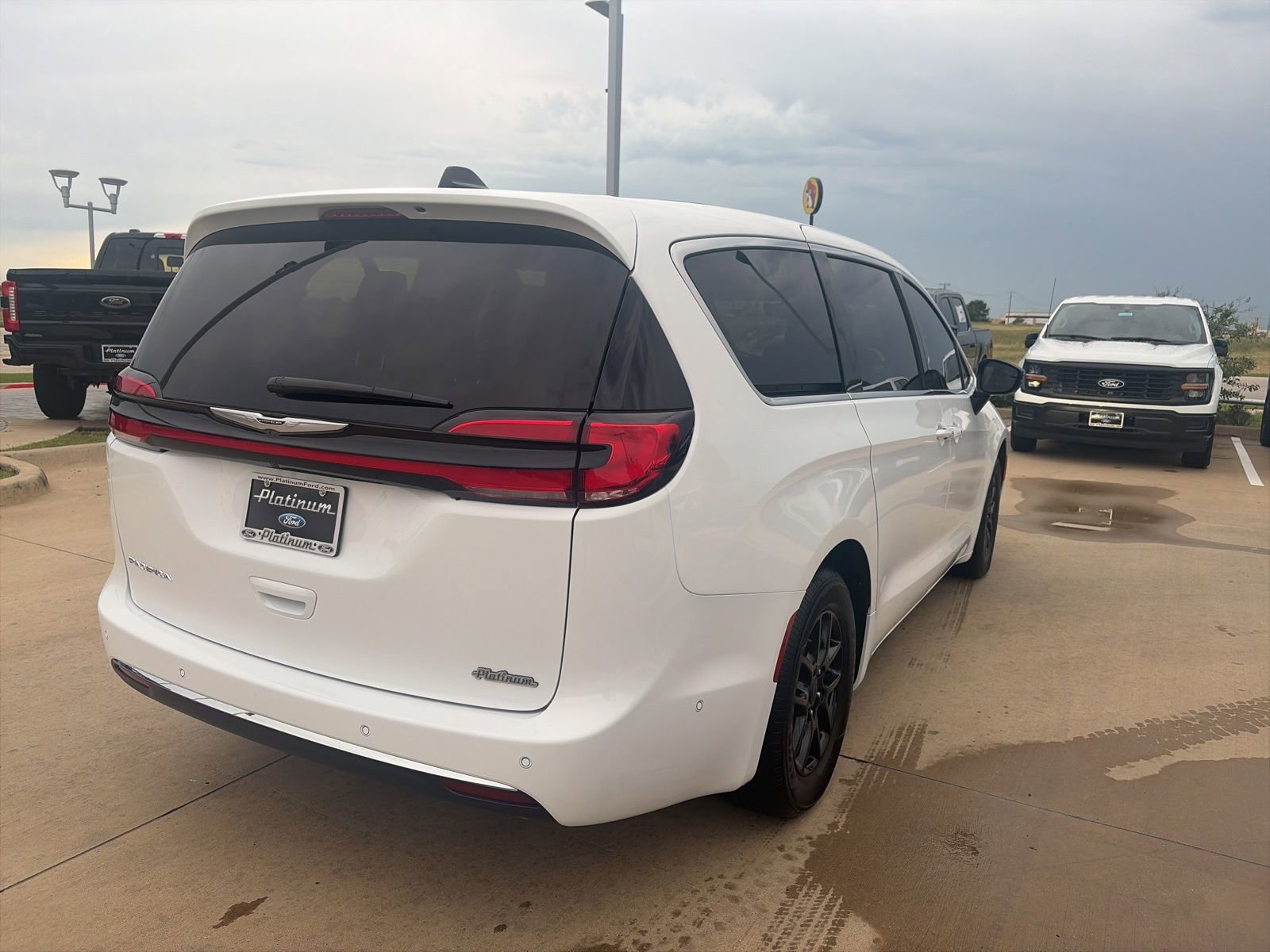 Used 2025 Chrysler Pacifica Select FWD image 5