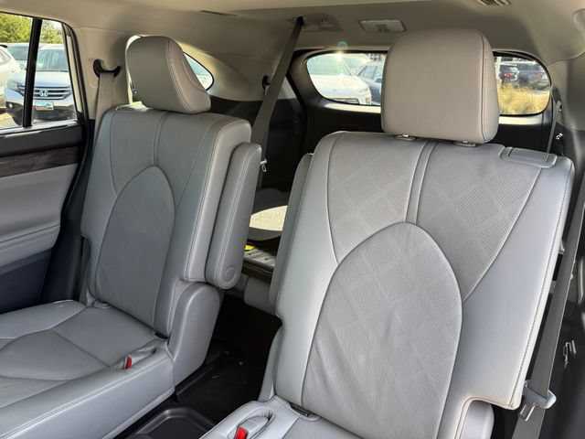 Used 2023 Toyota Highlander Platinum FWD image 31