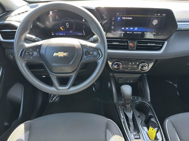 Used 2025 Chevrolet TrailBlazer LT AWD/4WD image 2