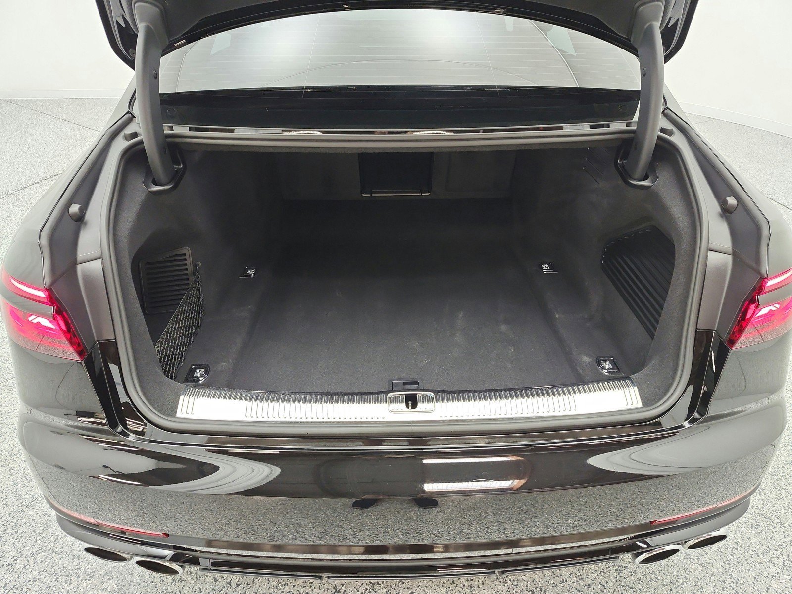 Used 2022 Audi S8 image 22