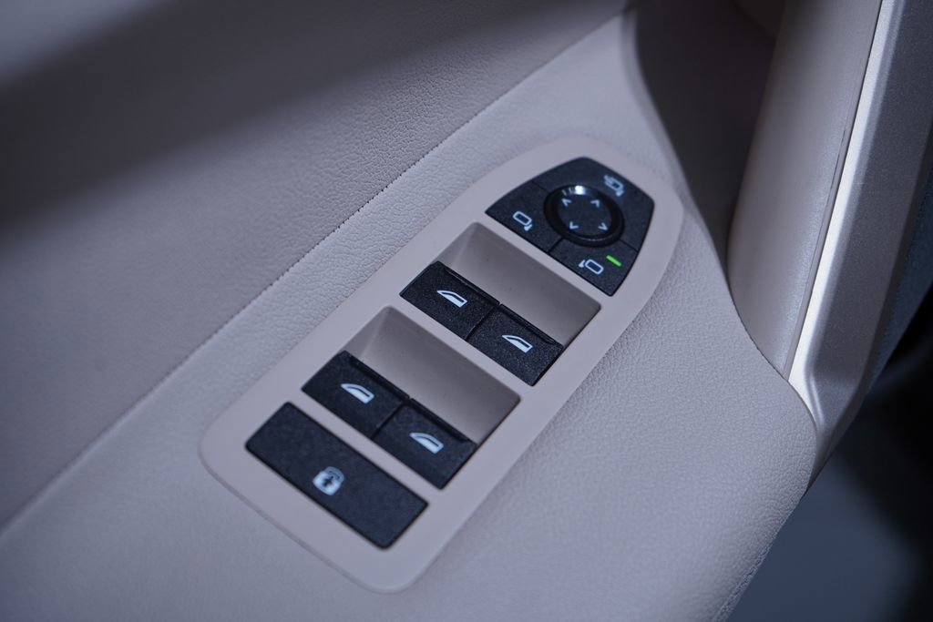 Used 2024 BMW iX xDrive50 w/ Premium Package image 16