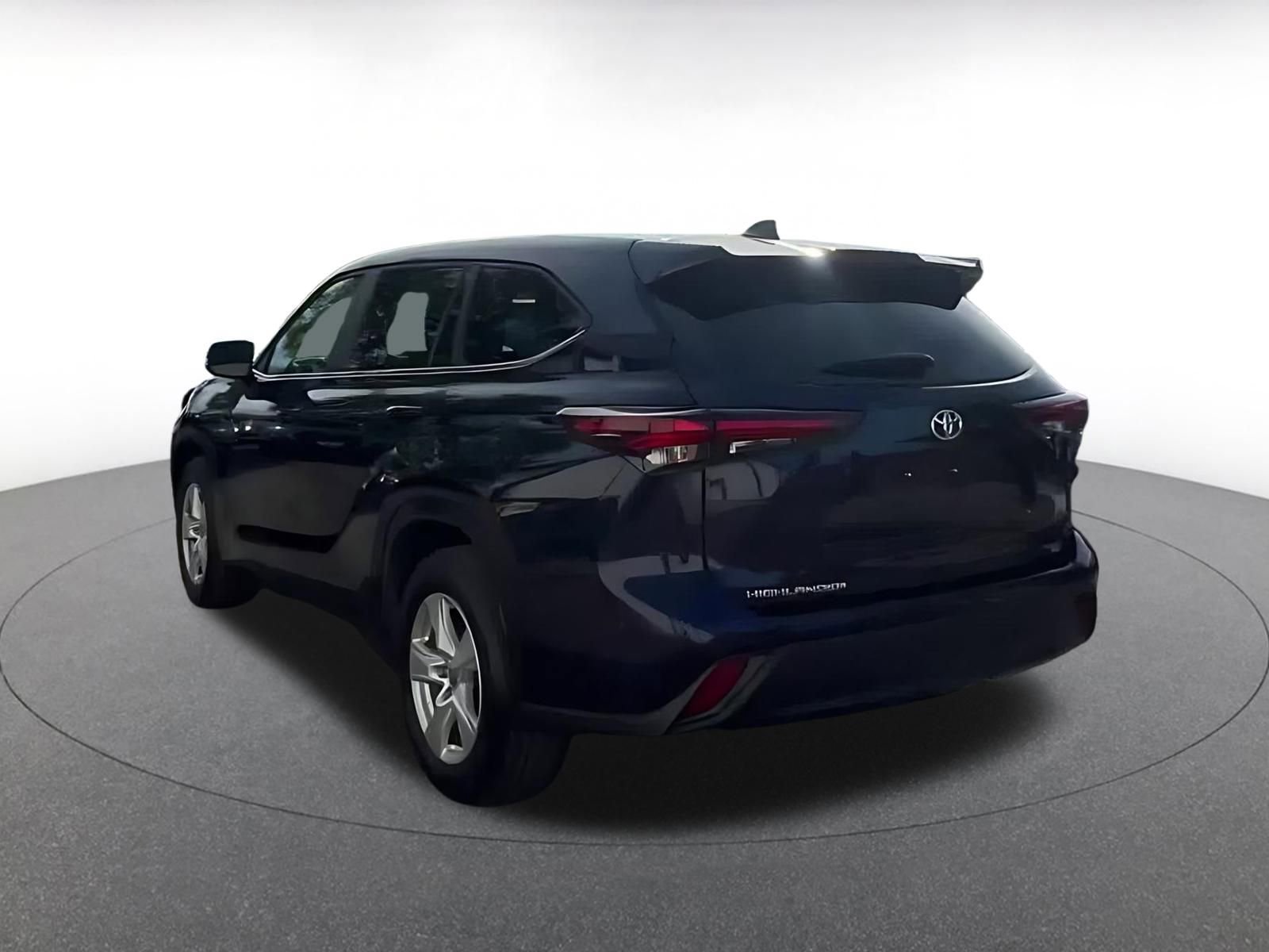 Used 2025 Toyota Highlander LE image 11