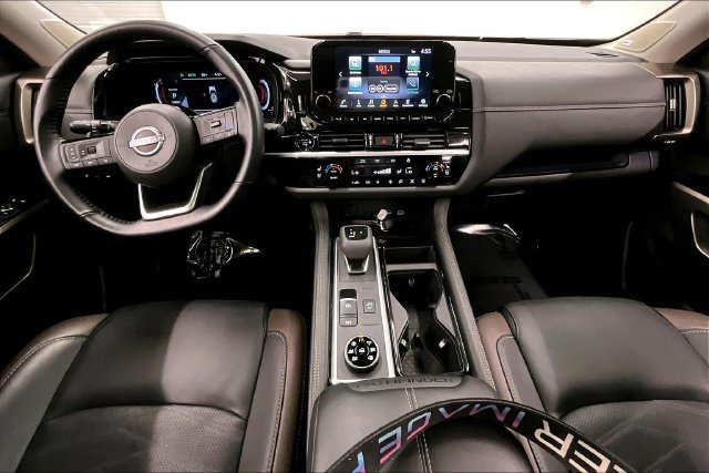Used 2025 Nissan Pathfinder Platinum AWD/4WD image 18