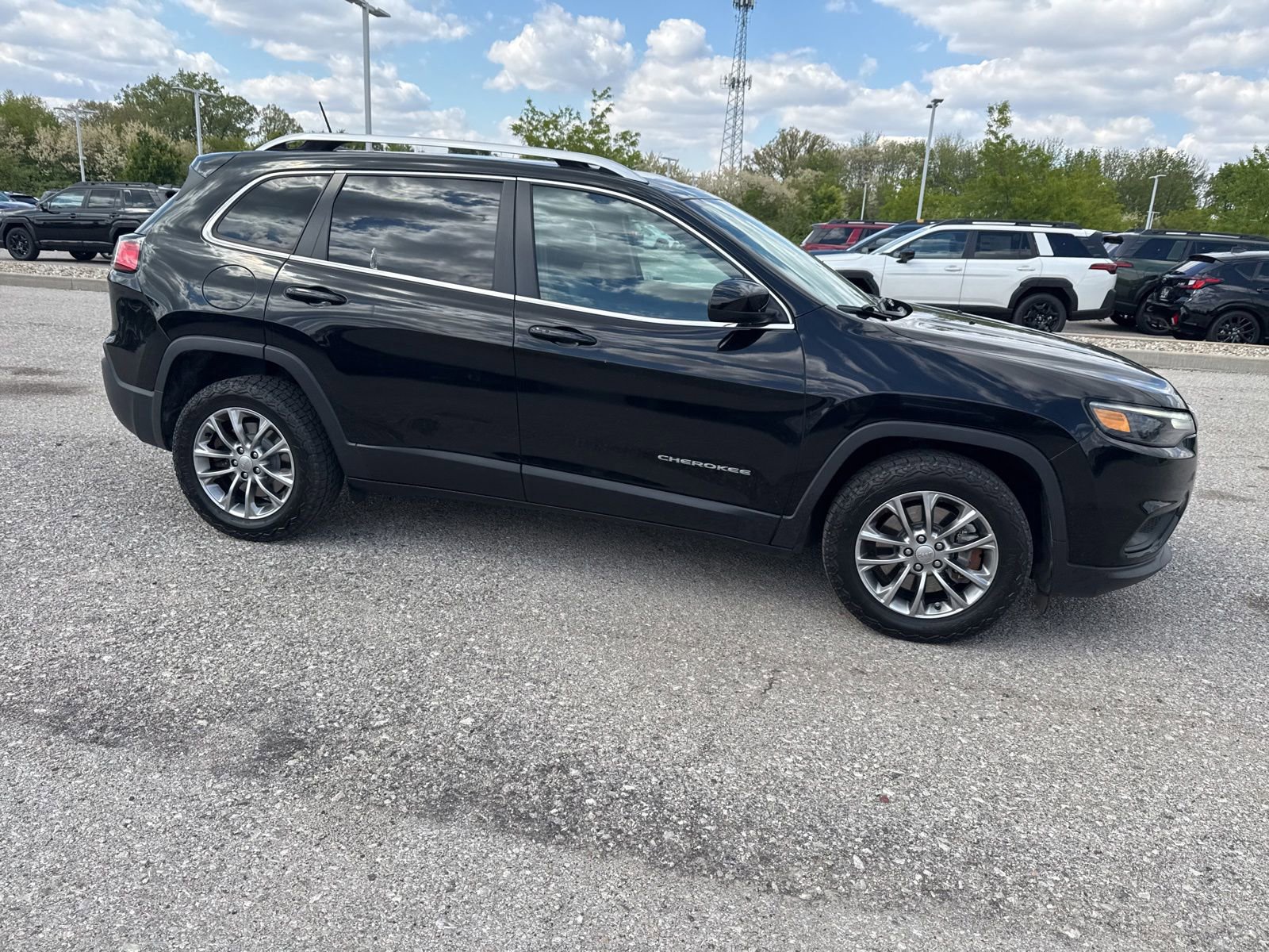 Used 2019 Jeep Cherokee Latitude Plus w/ Comfort/Convenience Group FWD image 8