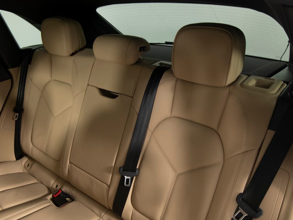 Certified 2019 Porsche Macan AWD/4WD image 39