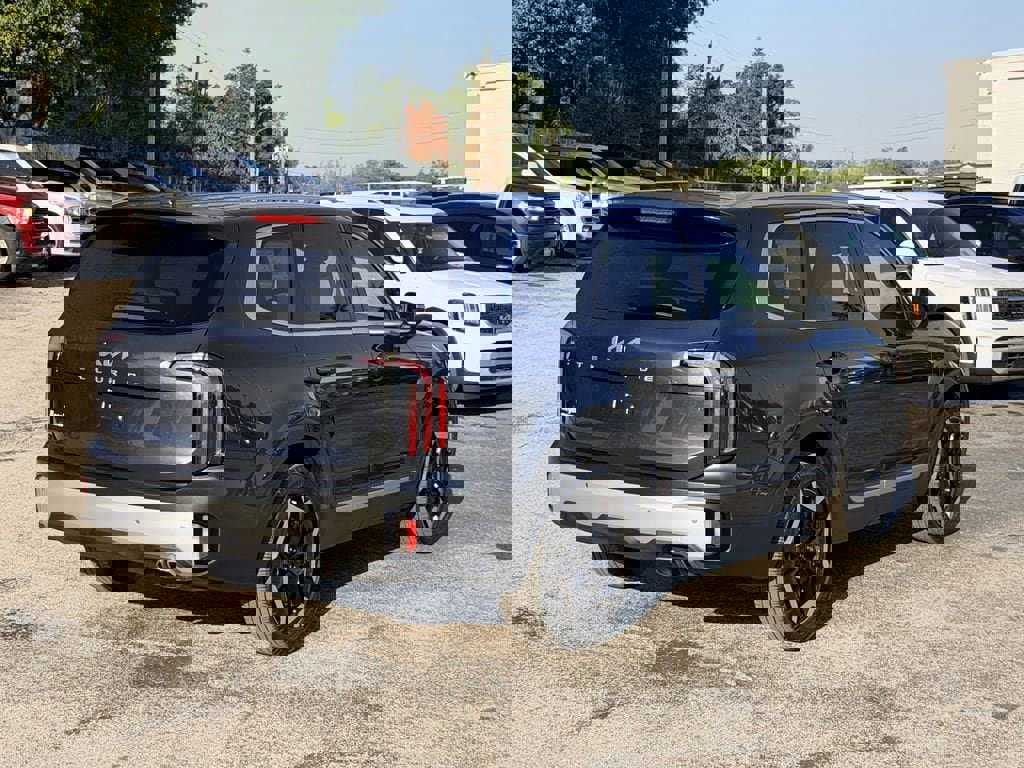 Used 2024 Kia Telluride EX w/ EX Captain's Chair Package image 5