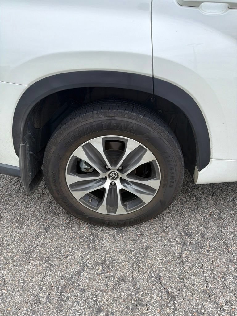 Used 2021 Toyota Highlander XLE AWD/4WD image 9