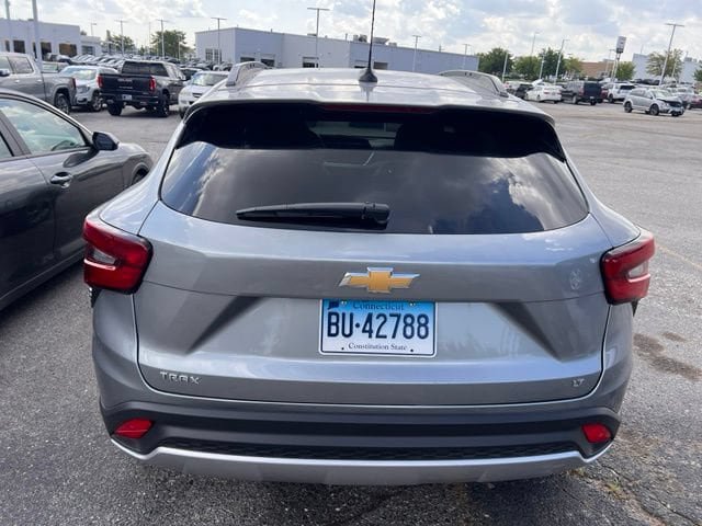 Used 2025 Chevrolet Trax LT FWD image 4