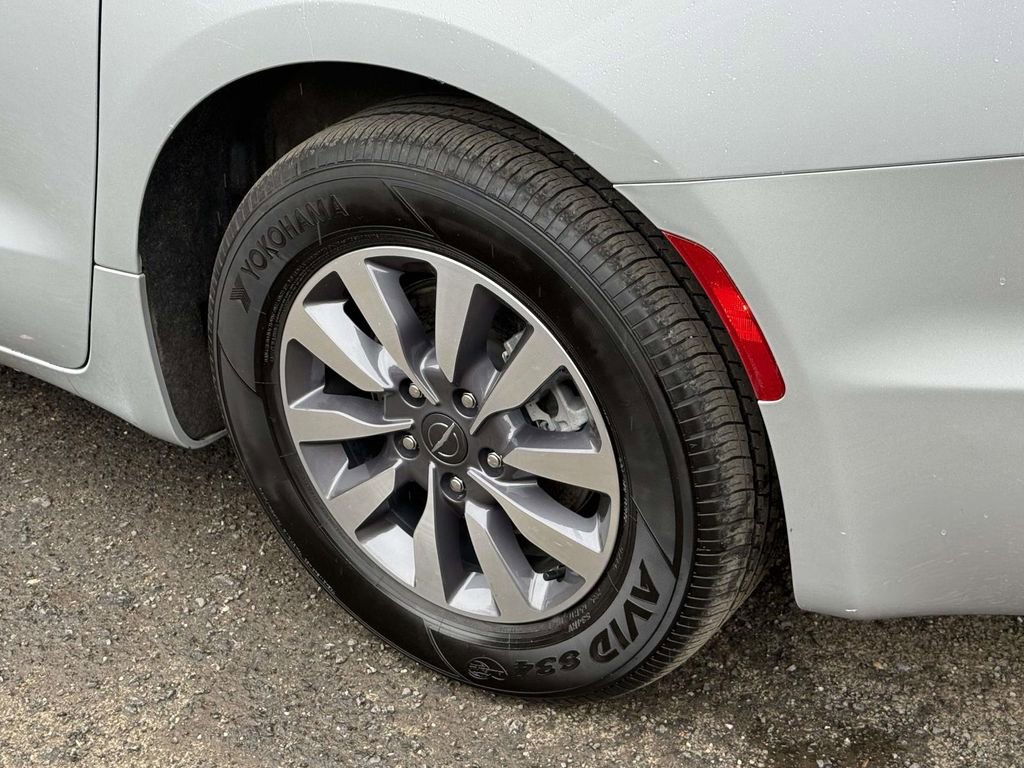 Used 2024 Chrysler Pacifica Select FWD image 12