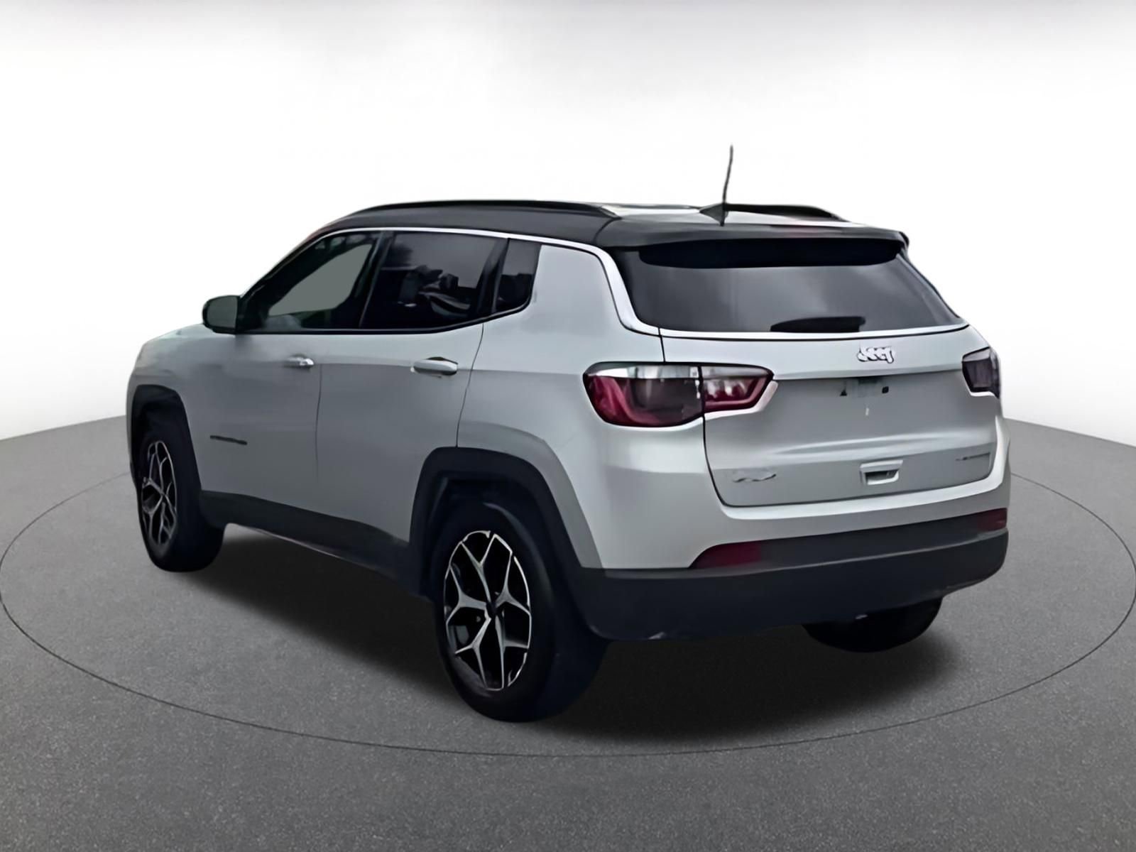 Used 2025 Jeep Compass Trailhawk image 16