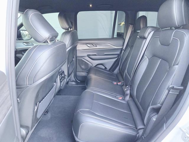 Used 2024 Jeep Grand Cherokee Limited w/ Black Appearance Package image 9