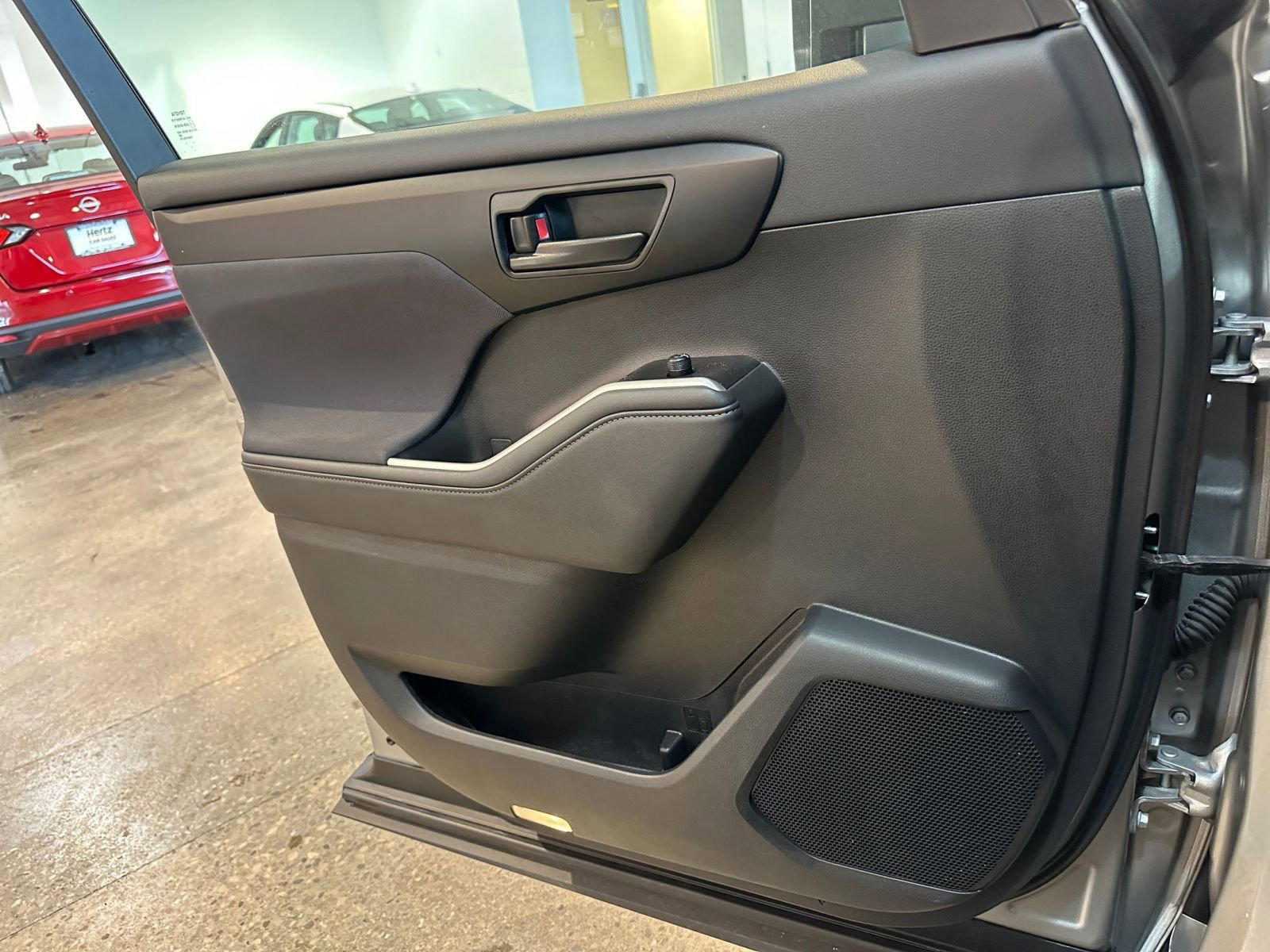 Used 2025 Toyota Highlander LE image 18