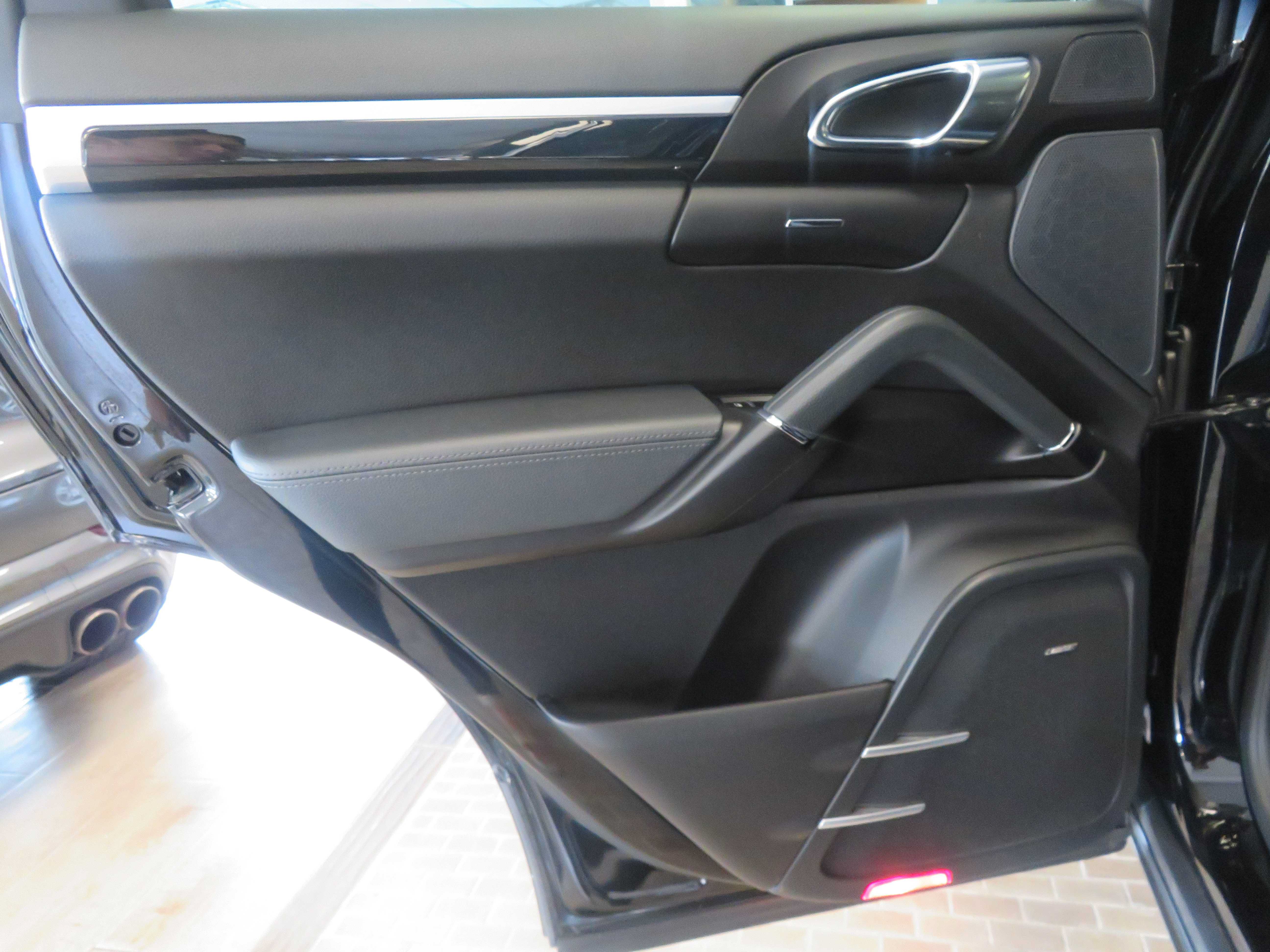 Used 2016 Porsche Cayenne AWD/4WD image 17
