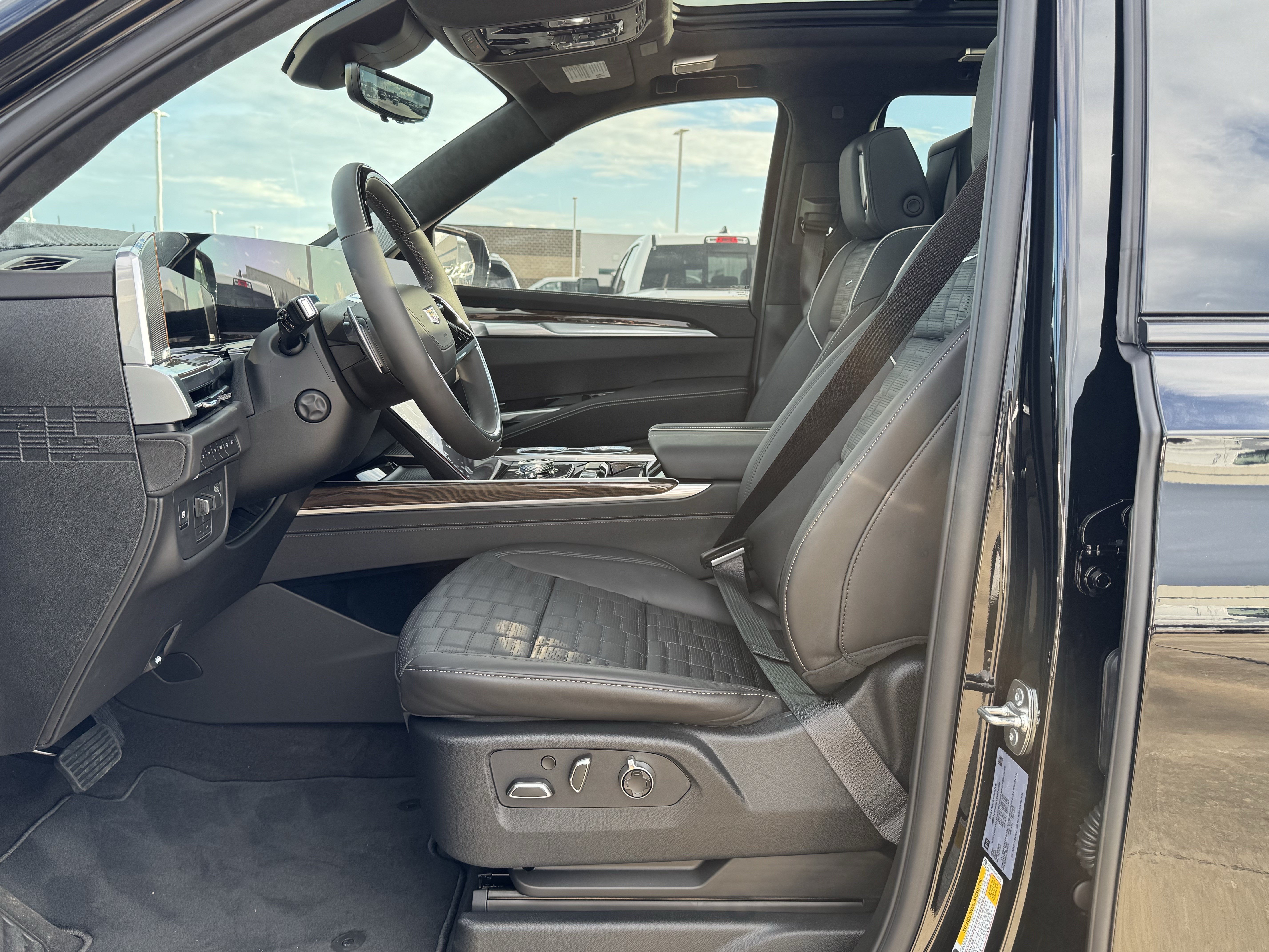Used 2027 Cadillac Escalade Platinum Sport w/ LPO, ONYX Package AWD/4WD image 18