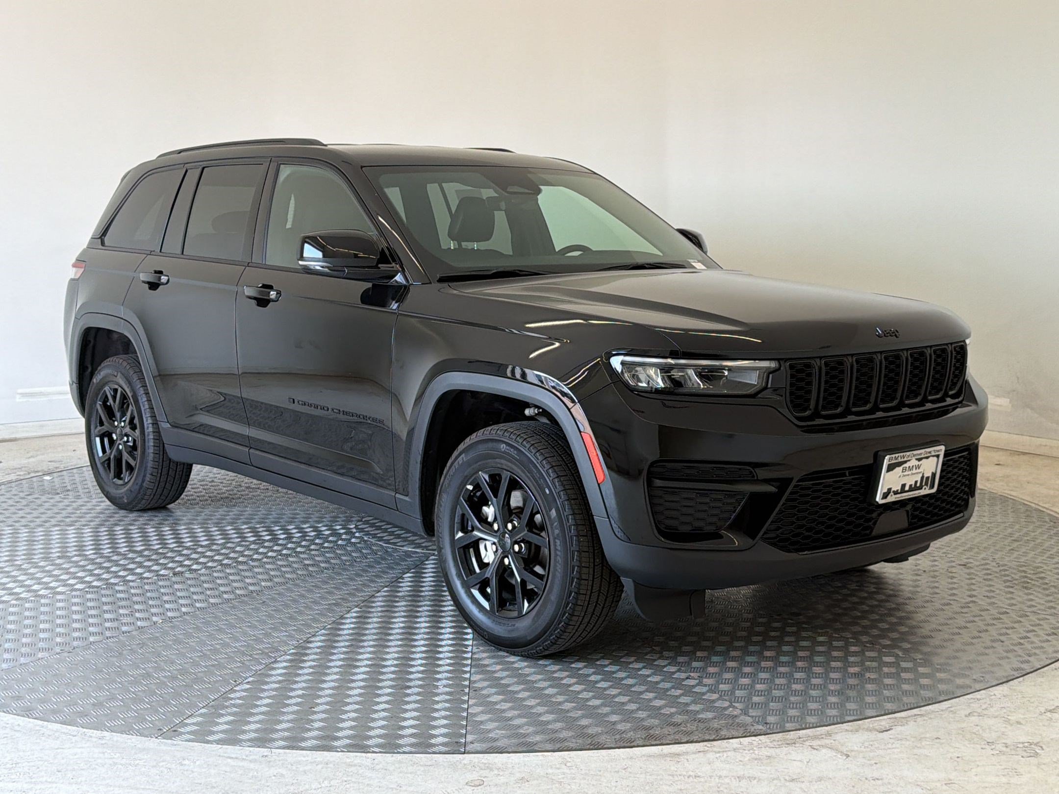 Used 2025 Jeep Grand Cherokee Altitude AWD/4WD image 7