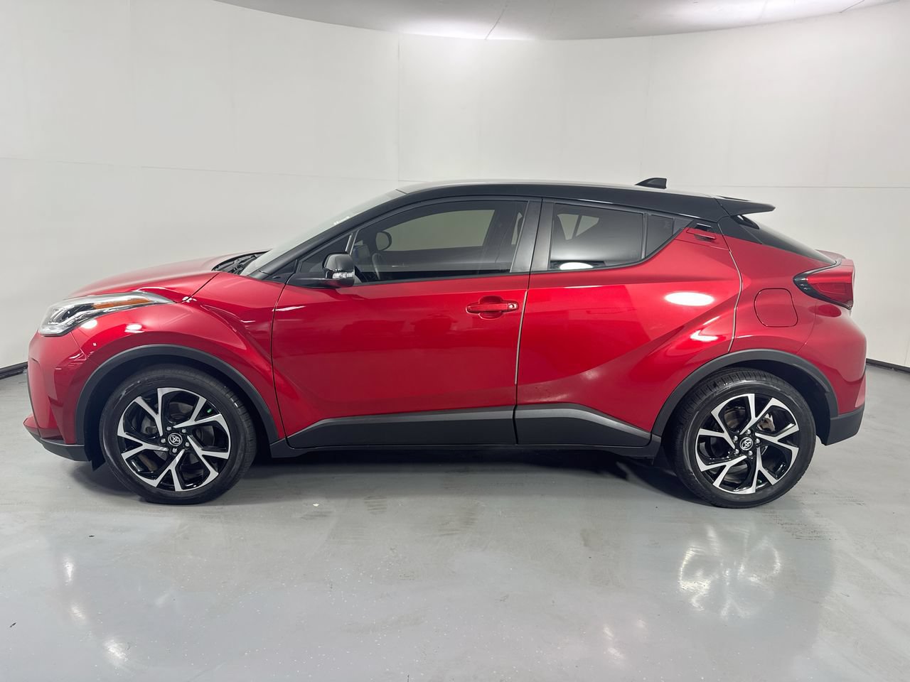 Used 2020 Toyota C-HR XLE FWD video 2