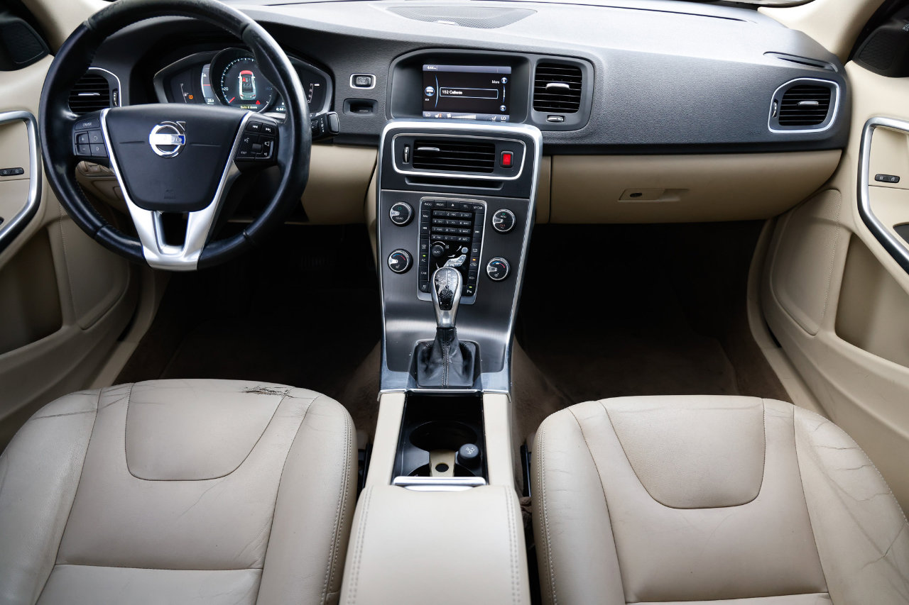 Used 2015 Volvo S60 T5 Platinum image 2