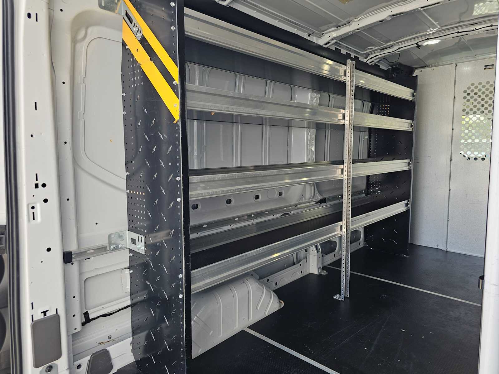 Used 2023 Ford E-Transit Medium Roof image 17