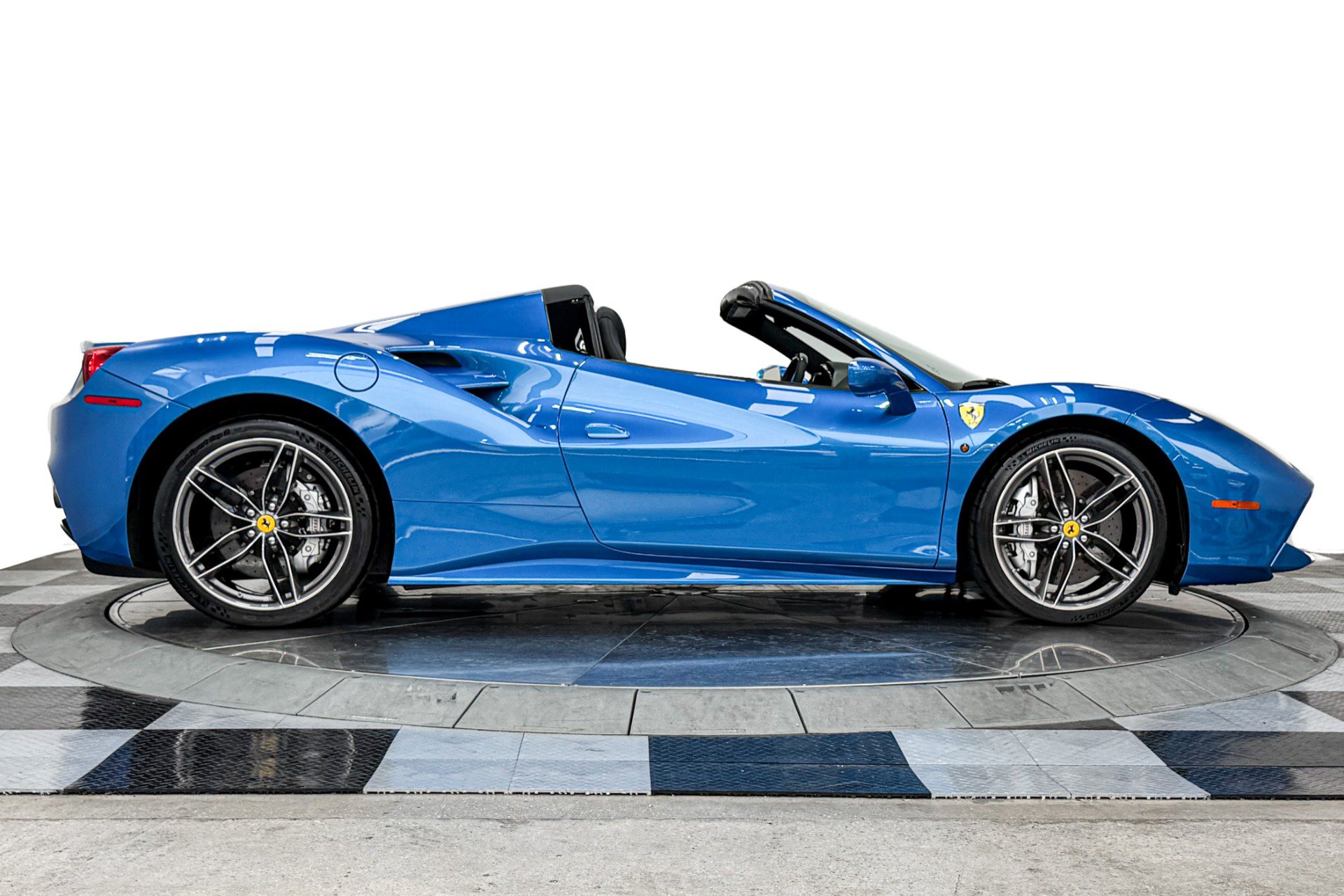 Used 2018 Ferrari 488 Spider RWD image 37