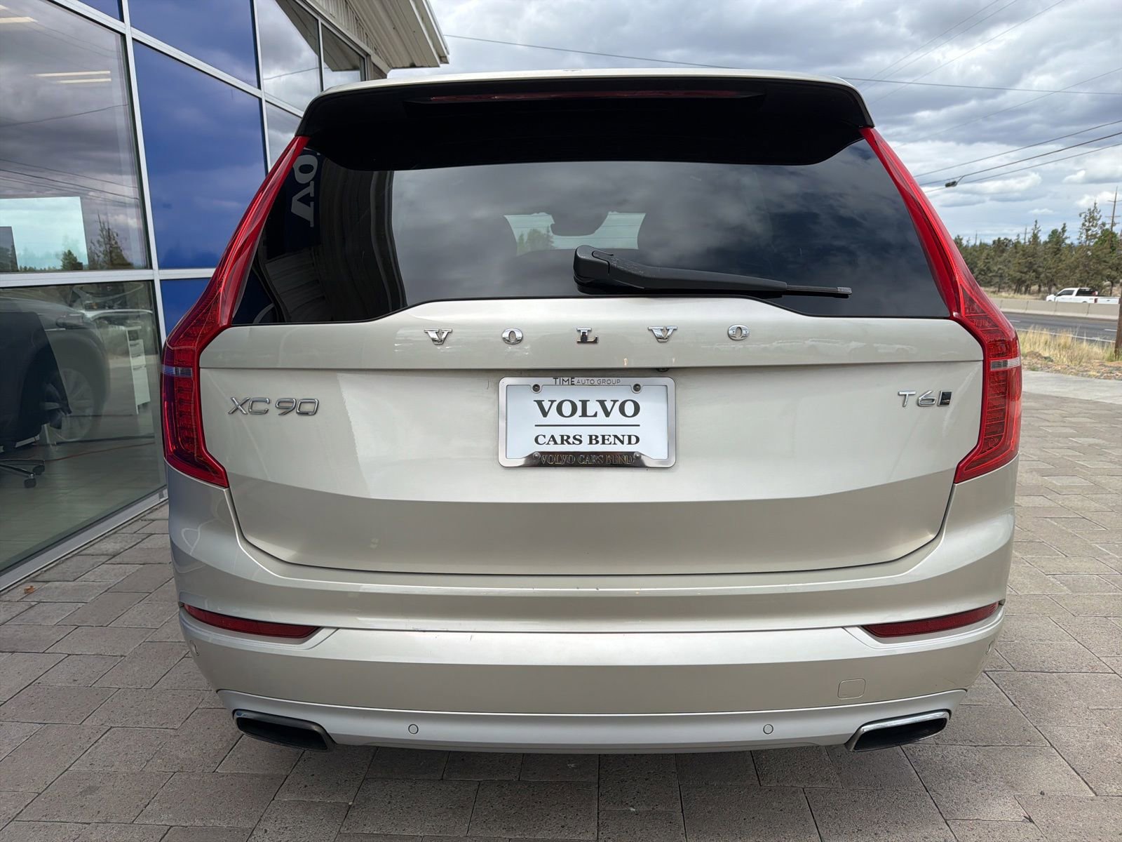 Used 2017 Volvo XC90 T6 Momentum w/ Vision Package AWD/4WD image 6