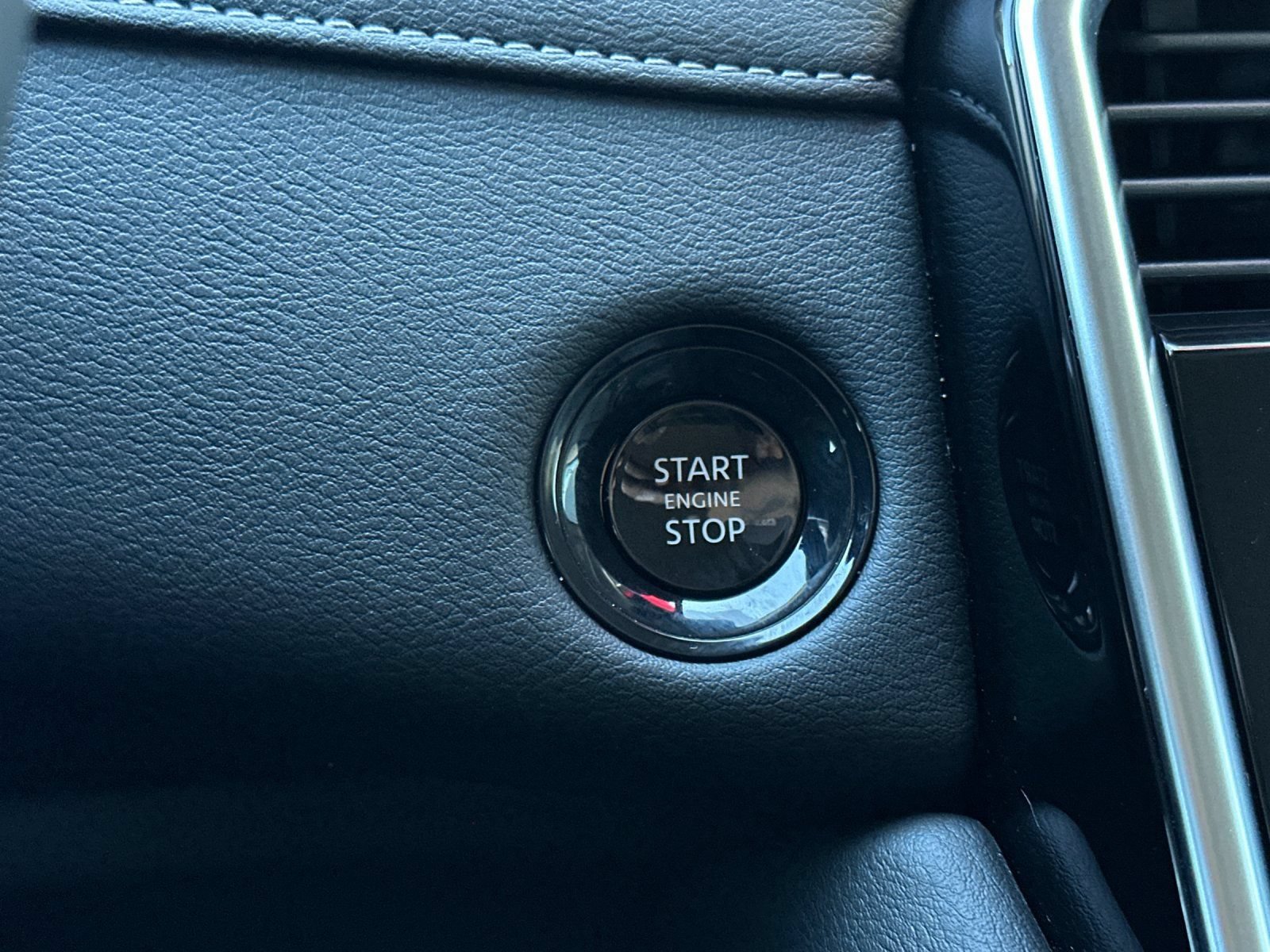 Used 2025 Nissan Armada SV AWD/4WD image 21