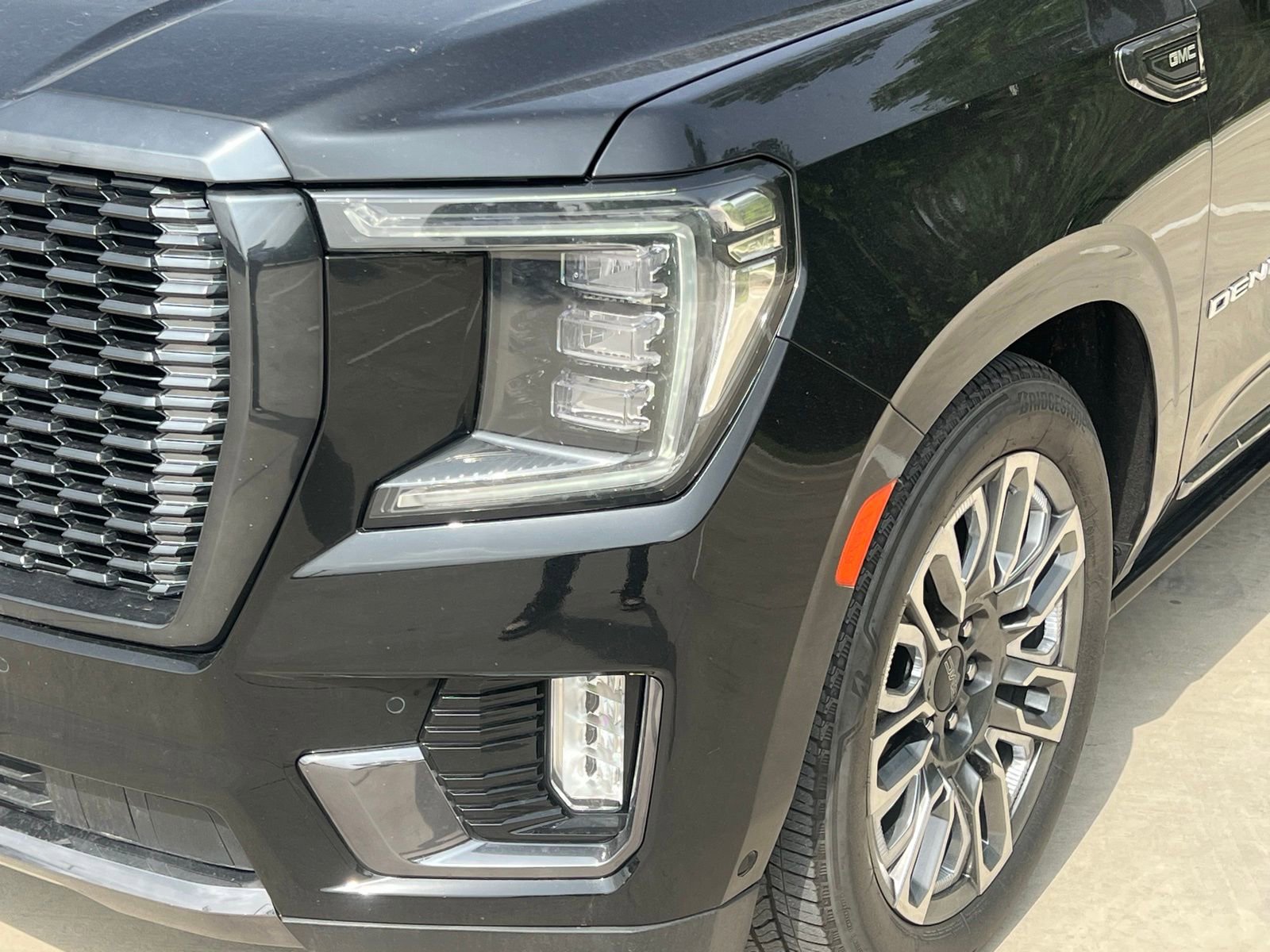 Used 2023 GMC Yukon Denali Ultimate AWD/4WD image 4