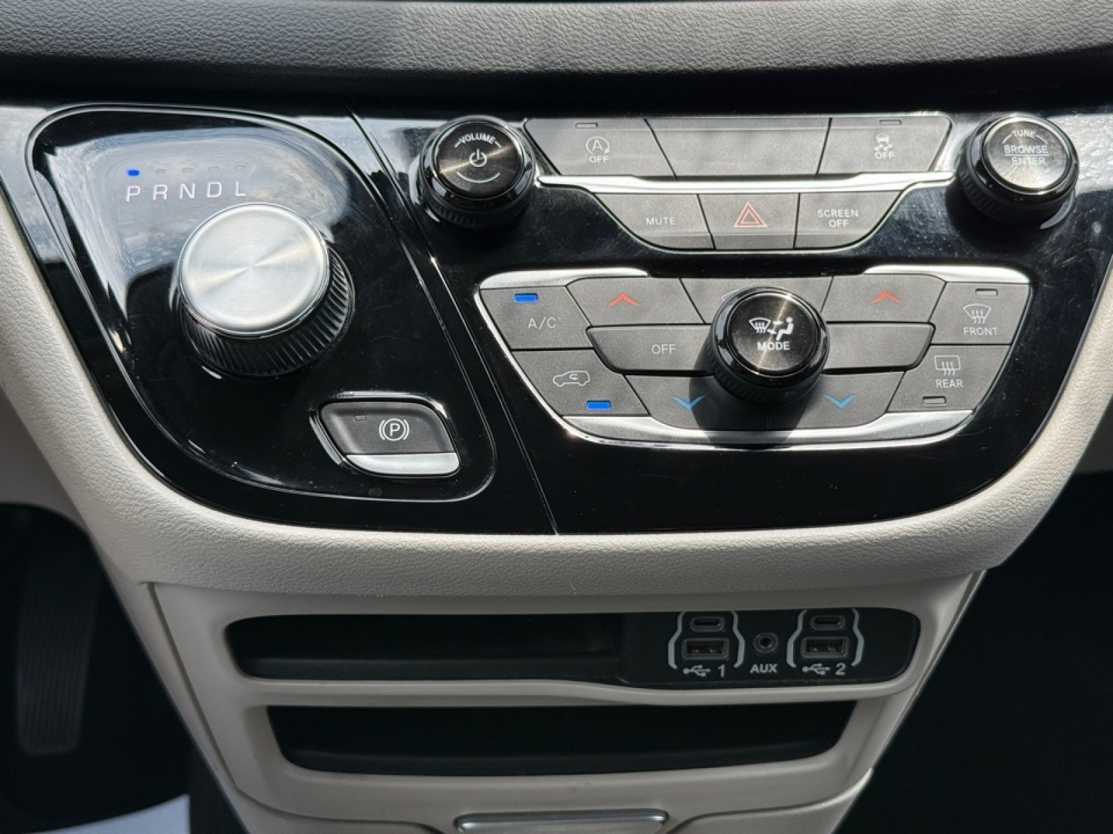 Used 2023 Chrysler Voyager LX FWD image 16