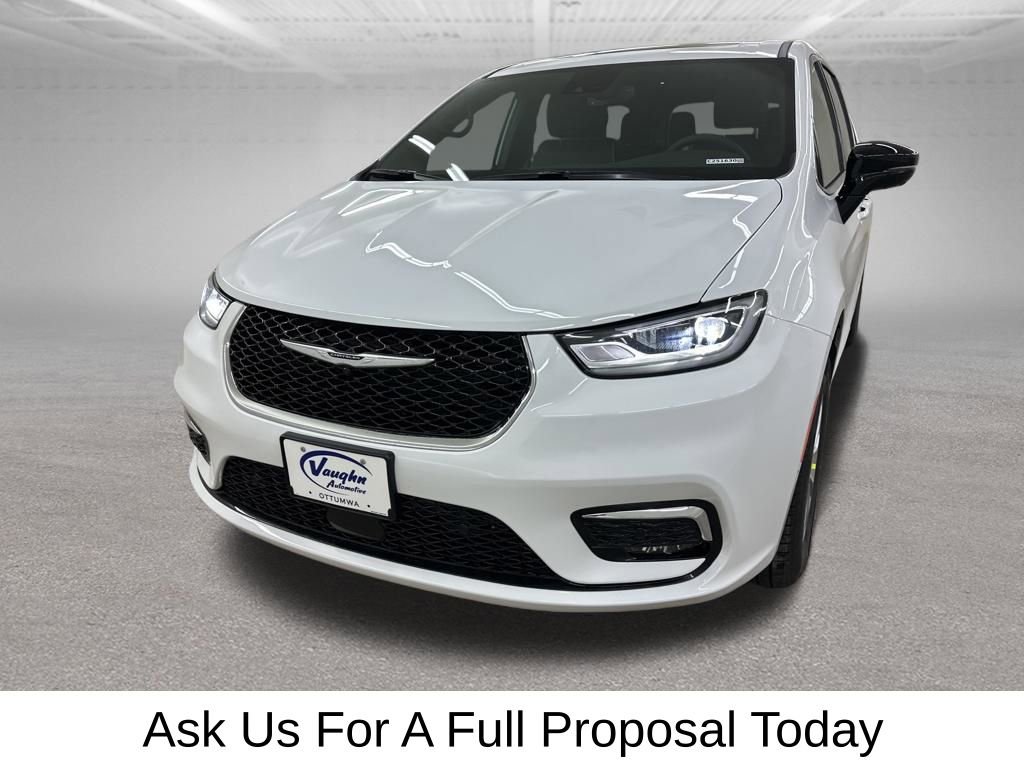 New 2026 Chrysler Pacifica Limited image 4