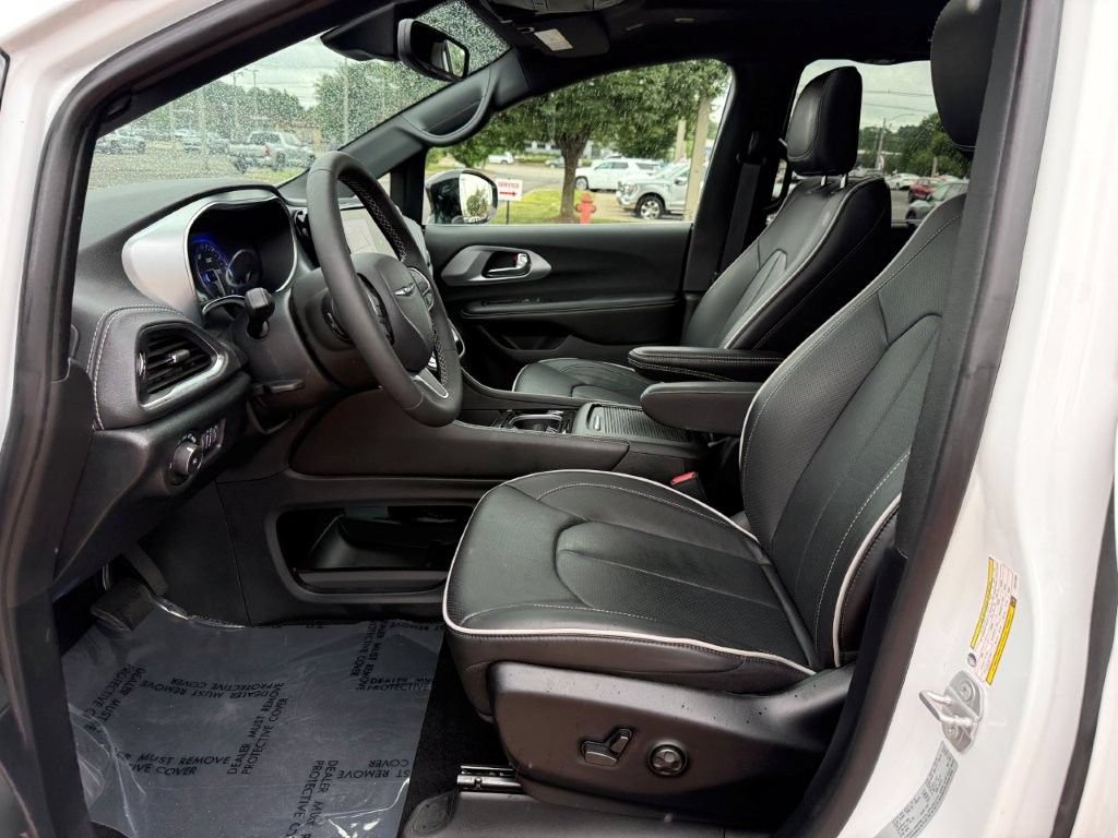 Used 2026 Chrysler Pacifica Limited FWD image 13