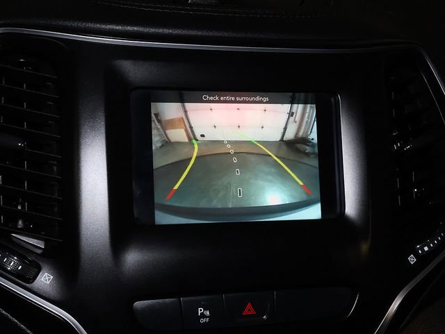 Used 2019 Jeep Cherokee Latitude Plus w/ Cold Weather Group AWD/4WD image 18