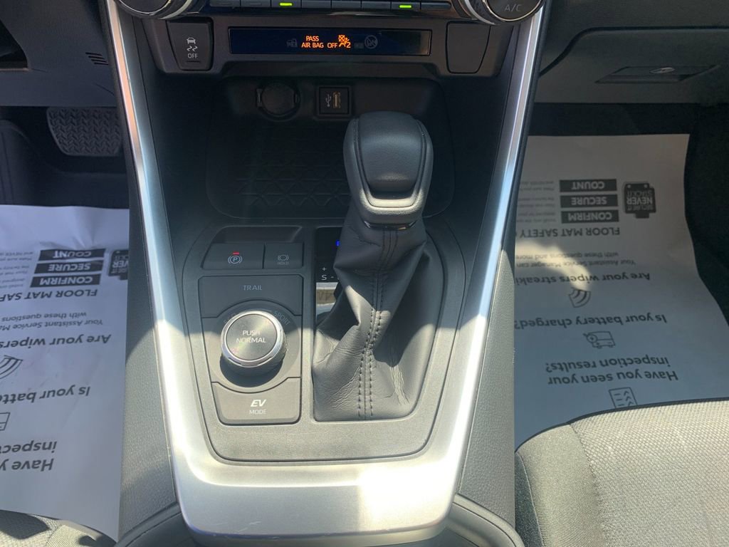 Used 2025 Toyota RAV4 XLE AWD/4WD image 25