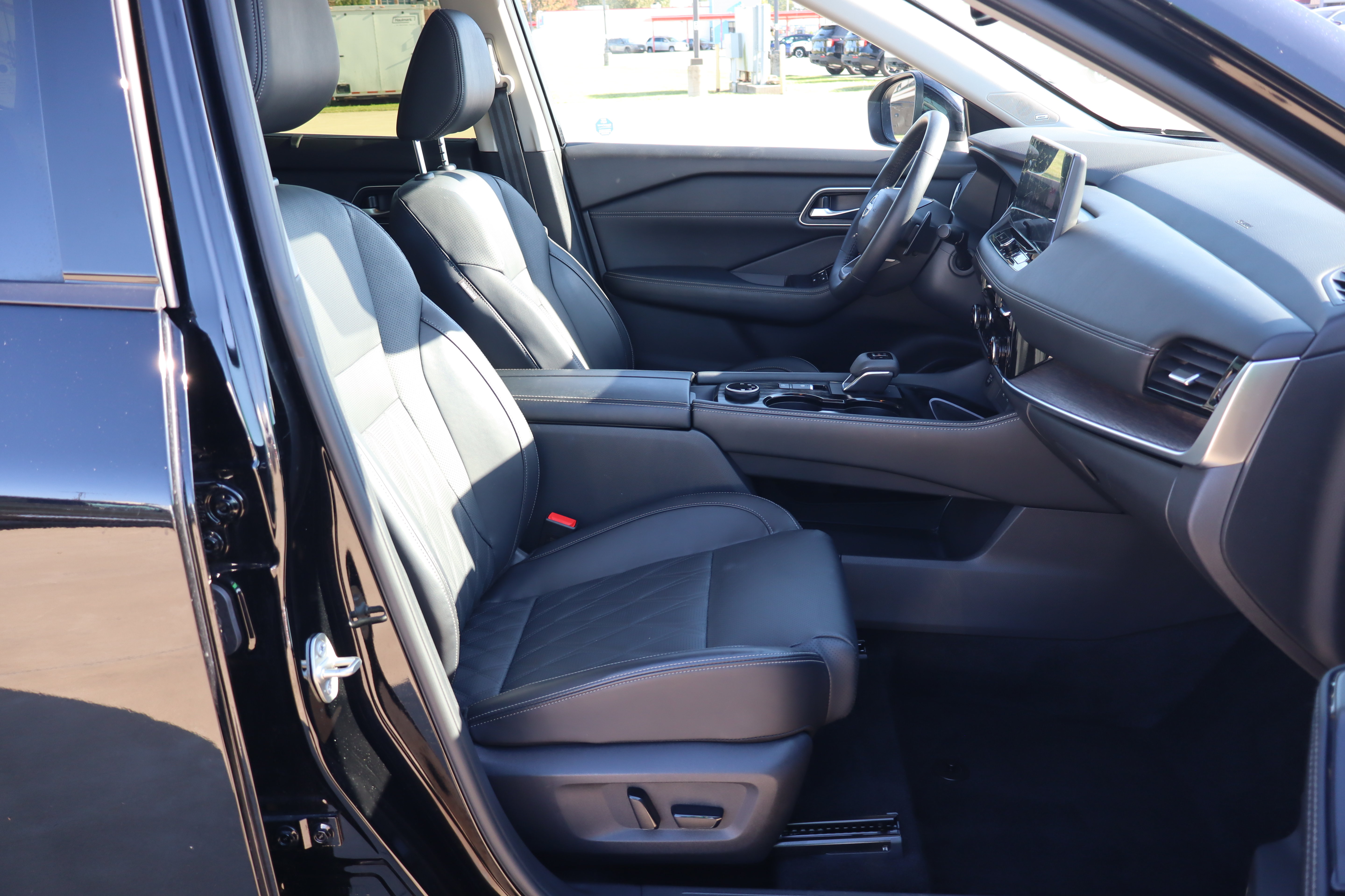 Used 2026 Nissan Rogue Platinum w/ Platinum Premium Package AWD/4WD image 13