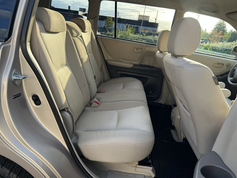 Used 2005 Toyota Highlander 2WD V6 w/ 3rd Row image 12