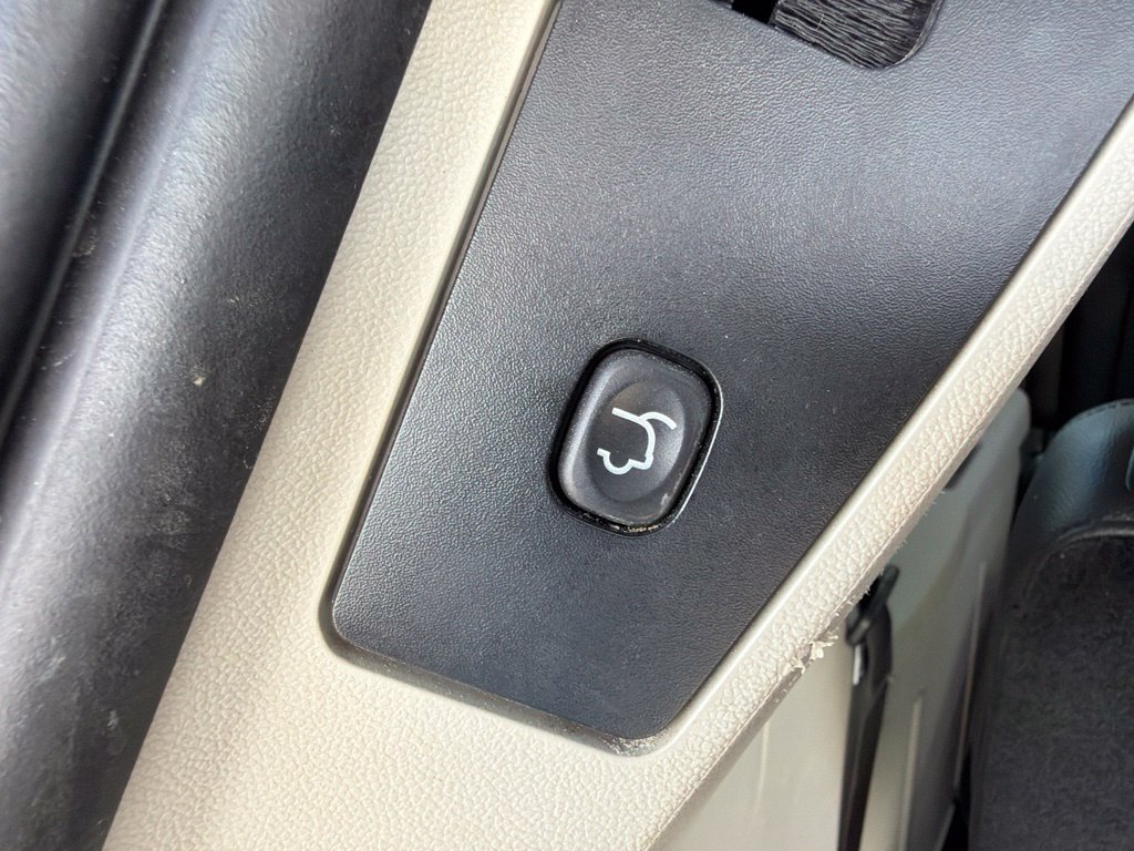 Used 2015 Chrysler Town & Country Touring-L w/ Driver Convenience Group FWD image 18