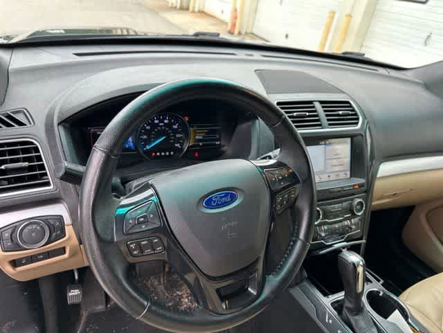 Used 2017 Ford Explorer XLT w/ Equipment Group 202A AWD/4WD image 6