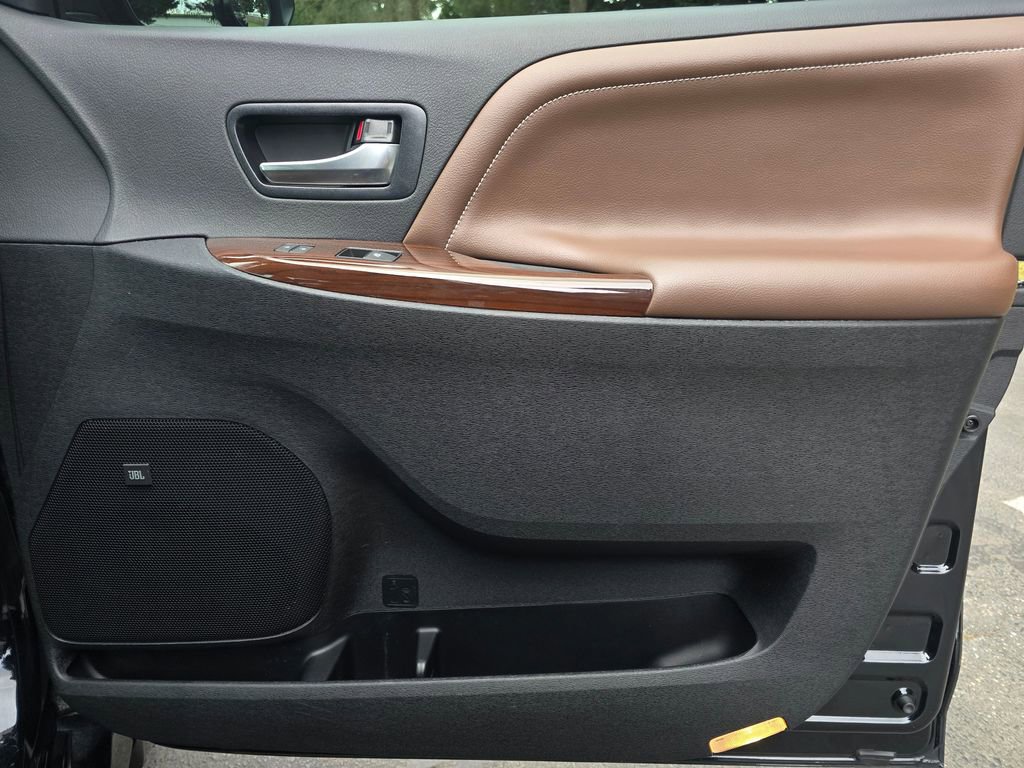 Used 2020 Toyota Sienna Limited image 21