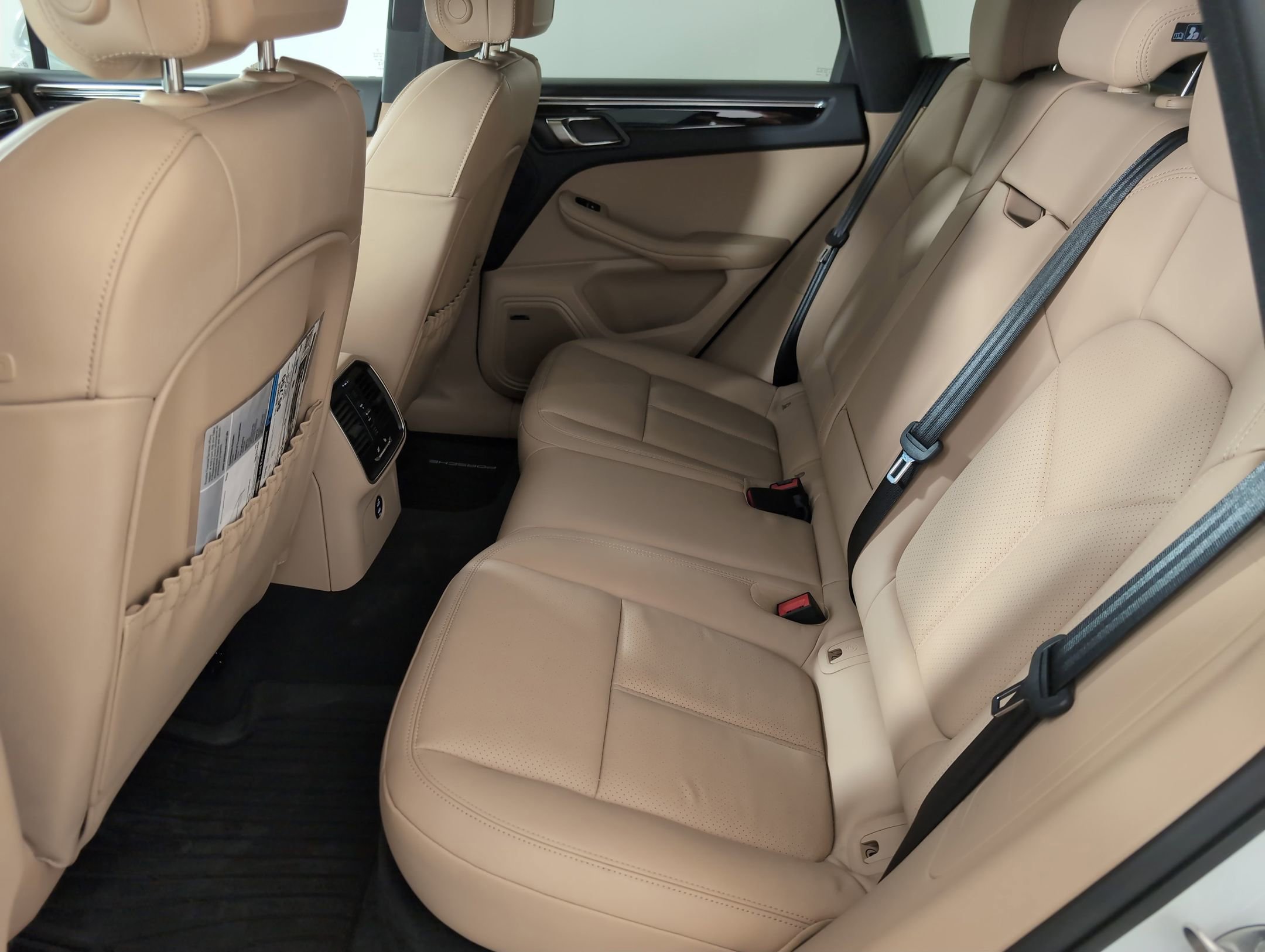 Certified 2025 Porsche Macan image 17