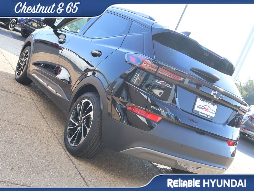 Used 2023 Chevrolet Bolt EUV Premier w/ Sun & Sound Package FWD image 4