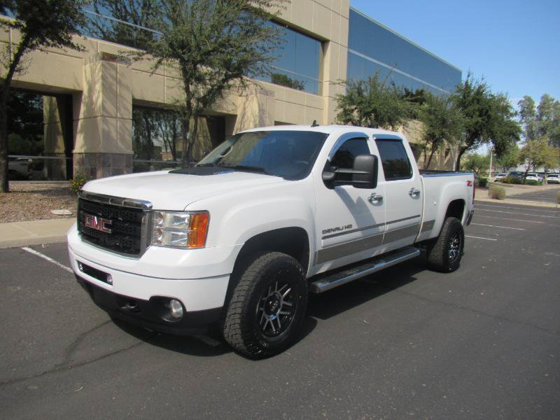 Used 2013 GMC Sierra 2500 Denali w/ Suspension Package, Off-Road AWD/4WD image 2