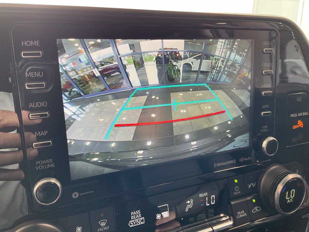 Used 2022 Toyota Highlander XLE AWD/4WD image 17